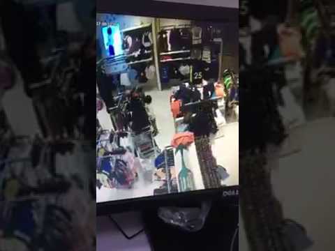 لايف ستايلشاهد: لحظة سرقة حقيبة سيدة أثناء تسوقها في أحد المراكز التجارية47009/0