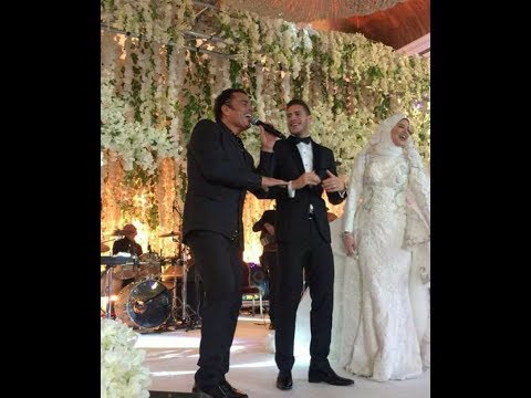 لايف ستايلشاهد: عمرو دياب وهو يغني في فرح رمضان صبحي51276/0