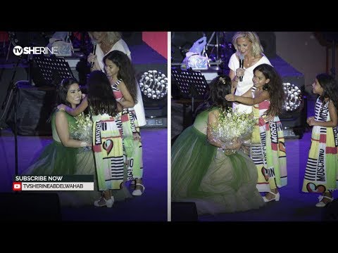 لايف ستايلشاهد: شيرين تُقبل يد ابنتها على المسرح في مهرجان ضبيه في لبنان52928/0