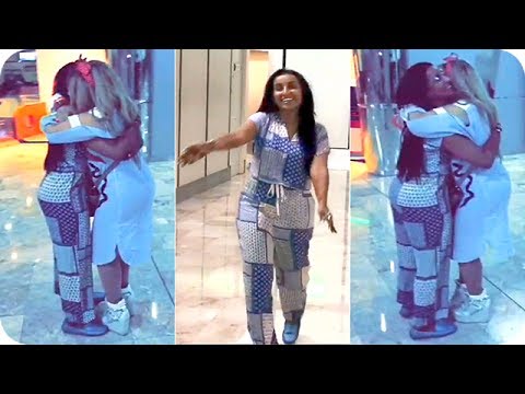 لايف ستايلشاهد| العنود الحربي تستقبل حليمة بولند في مطار البحرين55213/0