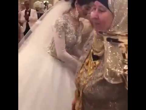 لايف ستايلشاهد: عروسة تتبادل الهدايا مع والديها ووالدي العريس بطريقة رائعة56222/0