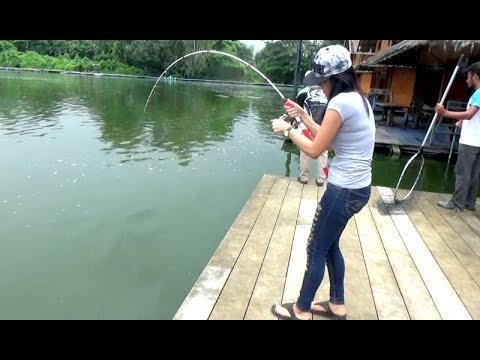 لايف ستايلفتاة جميلة تصطاد شيئًا صامًا من بحيرة صغيرة56883/0