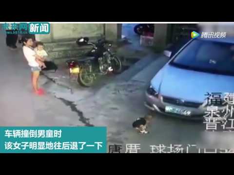 لايف ستايلشاهد: سيدة مثيرة للجدل تفضّل رؤية طفل وهو يتعرّض إلى حادث57226/0