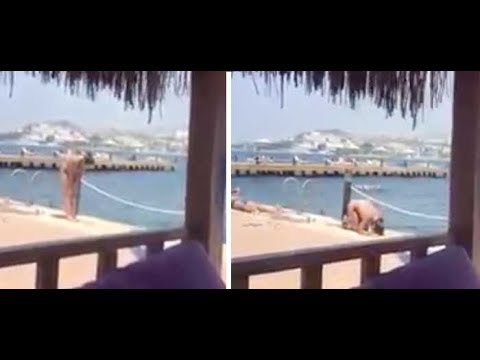 لايف ستايلشاهد| سائحة تُصلي بـ"المايو البكيني" على شاطئ البحر57333/0