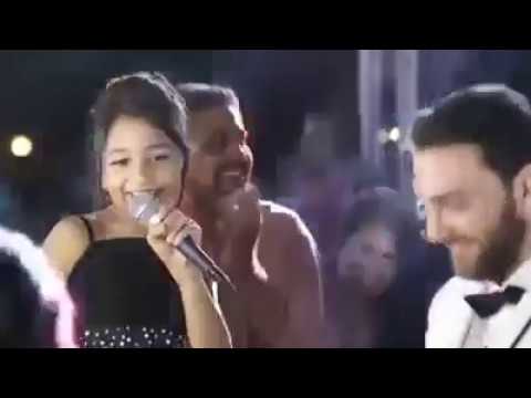 لايف ستايلشاهد: طفلة تشعل حفلة زفاف شقيقتها العروس بأغنية طريفة57755/0