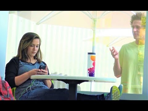 لايف ستايلشاهد: رد فعل الفتيات على مقلب "التحدّث معهن خلف النافذة"58321/0