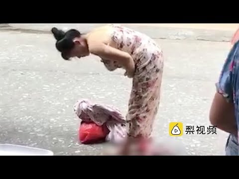 لايف ستايلشاهد: امرأة تلد طفلتها في الطريق وتكمل طريقها للمنزل سيرًا على الأقدام60371/0