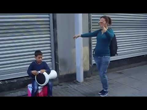 لايف ستايلشاهد: طفل يعزف بحرفية على الطبلة ويشد انتباه المارة60513/0