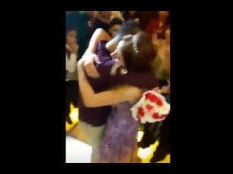 لايف ستايلشاهد: بكاء عروسة وشقيقها في عناق مؤثّر في حفلة للزفاف61595/0