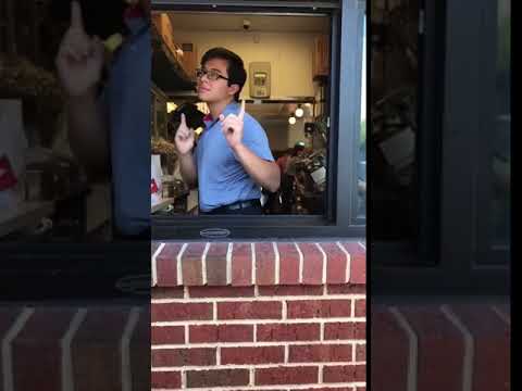 لايف ستايلشاهد: "وصلة رقص" لعامل داخل مطعم تبهر الزبائن62346/0