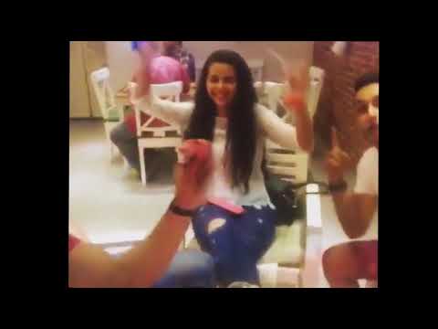 لايف ستايلشاهد: منة عرفة ترقص مع شباب في مقهى62795/0