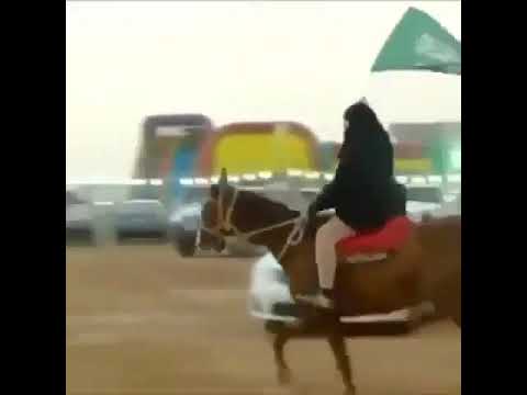 لايف ستايلشاهد: فتاة منتقبة تحتفل باليوم الوطني السعودي على حصان63451/0