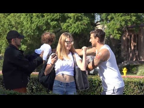 لايف ستايلشاهد: مقلب هناك شيء على شعرك64279/0