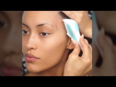 لايف ستايلامرآة تزيل شعر وجهها باستخدام شفرة حلاقة64860/0