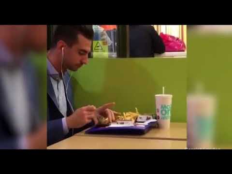 لايف ستايلشاهد: طريقة تناول رجل لوجبة ماكدونالدز تثير غضب الإنترنت64920/0