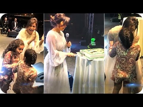 لايف ستايلبنات شيرين عبد الوهاب يفاجئونها على المسرح65474/0