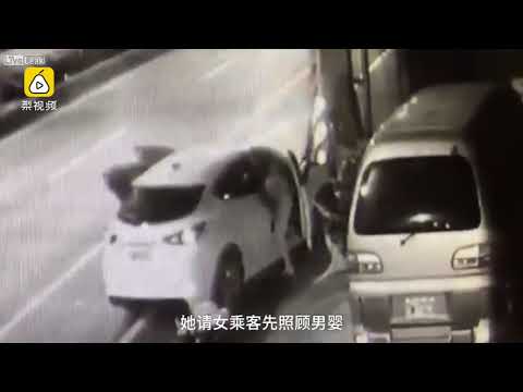 لايف ستايلشاهد: تصرف غريب لأم تترك طفلها بعد تعرضهما لحادث65485/0