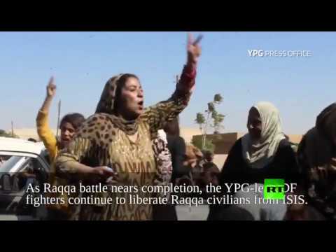 لايف ستايلفتاة تمزق ثيابها أمام الكاميرا فرحًا بهزيمة داعش في الرقة66725/0