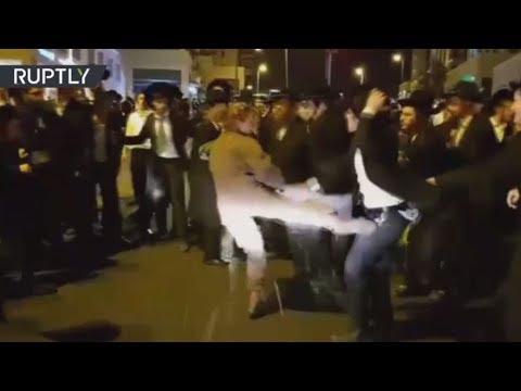 لايف ستايلشاهد: جندية إسرائيلية تعتدي على متظاهرين من اليهود المتشدّدين66829/0