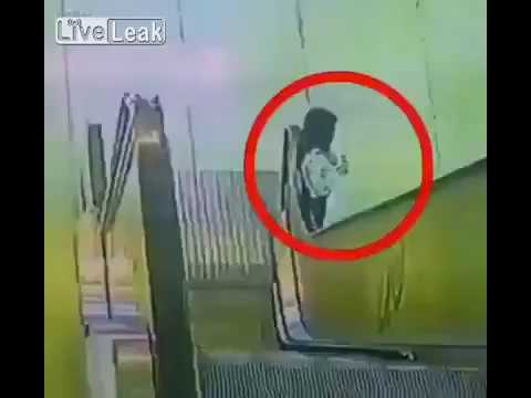 لايف ستايلشاهد: لحظة إنقاذ فتاة اجتذبها سلم كهربائي من ملابسها67682/0