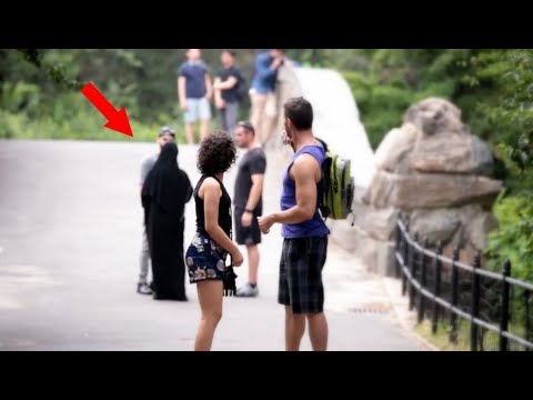 لايف ستايلشاهد: شباب يدافعون عن مسلمة قام حبيبها بضربها في الشارع67709/0