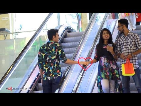 لايف ستايلشاهد: رد فعل الفتيات على مقلب اللمس على السلم الكهربائي67710/0