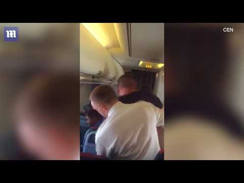 لايف ستايلشاهد: طاقم طائرة يتعامل مع مخمور ضرب مسافرة69938/0