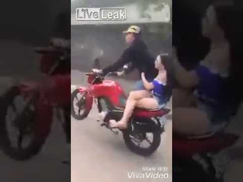 لايف ستايلشاهد: شاب وصديقته الحسناء يستعرضان مهاراتهما أعلى دراجة بخارية71142/0