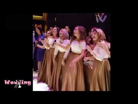 لايف ستايلشاهد: صديقات العروس يهدينها أغنية من تأليفهن71840/0