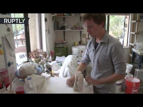 لايف ستايلشاهد: فنّان يصنع الأواني من رماد الموتى لإحياء ذكراهم14397/0