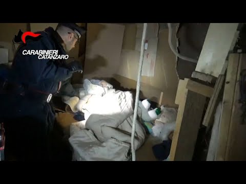 لايف ستايلشاهد: رجل يختطف امرأة 10 سنوات لاغتصابها74207/0