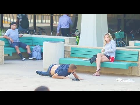 لايف ستايلرد فعل الفتيات على مقلب "لقد وقعت بسبب جمالك"76669/0