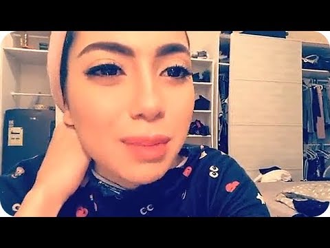 لايف ستايلوالدة دارين البايض تضع لها المكياج81344/0