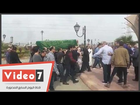 لايف ستايلبالفيديو : وصول جثمان الفنان محمود عبد العزيز إلى مسجد الشرطة15380/0
