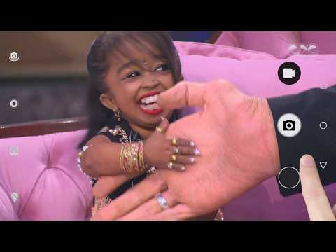 لايف ستايلشاهد لحظة دخول أطول رجل وأقصر امرأة في العالم على منى الشاذلي85873/0