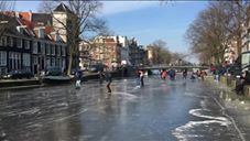 لايف ستايلشاهد: الترلج في شوارع هولندا عندما تتجمّد قنوات المياه87308/0