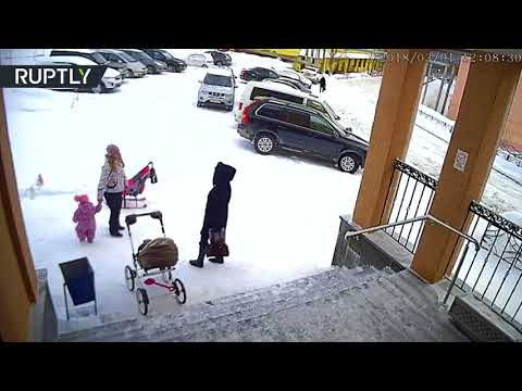 لايف ستايلشاهد: طفلة تنقذ والدتها من كوم ثلج مثقل كاد يسحلها!87812/0