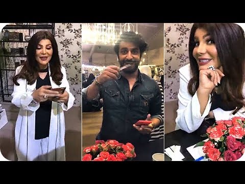 لايف ستايلمحمود بوشهري يفاجئ الهام الفضالة89826/0