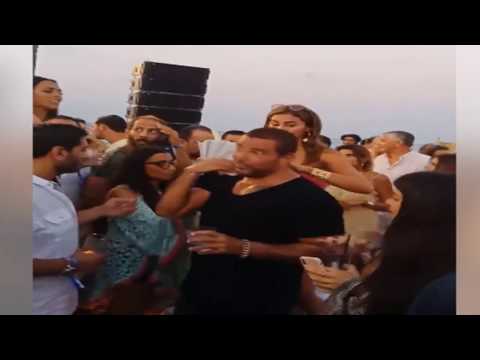 لايف ستايلوسط عدد كبير من المعجبين والمصورين ملتفين حولهم105207/0