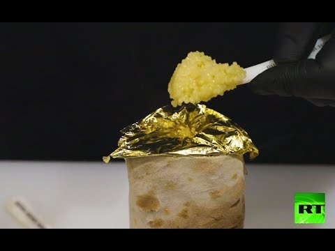 لايف ستايلشاهد:  شطيرة شاورما بالدجاج يتم تزيينها بورقة من الذهب151367/0