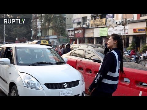 لايف ستايلشاهد: هندية تتبرع برقصة لتنظيم حركة المرور في مدينة هندور153506/0