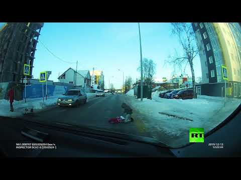 لايف ستايلشاهد: والدة غافلة تفقد طفليها على ممر المشاة ولم تلحظ سقوطهما155013/0