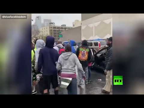 لايف ستايلشاهد: دولارات تنهمر على الفقراء في أحد الأحياء الأميركية156170/0