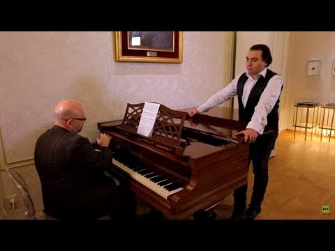 لايف ستايلشاهد: آريا لينسكي بأداء المغني المصري رجاء الدين162843/0