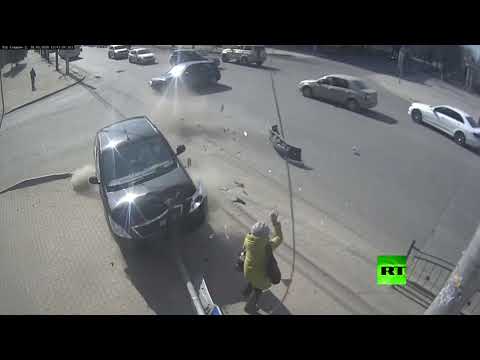 لايف ستايلشاهد: نجاة امرأة بأعجوبة من موت محتم في حادث سير172834/0