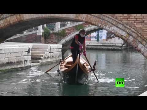 لايف ستايلشاهد: مواطنو البندقية يستخدمون الممرات المائية لتوزيع الأغذية174869/0