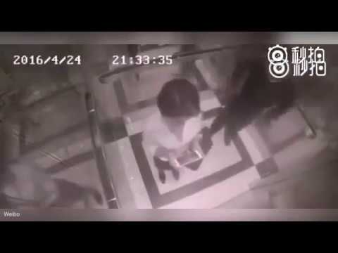 لايف ستايلشاهد: ماذا فعلت فتاة مع شاب حاول التحرش بها17081/0