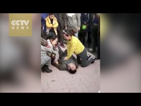 لايف ستايلشاهد: ممرضة حامل تعرّض حياة جنينها للخطر لإنقاذ رجل17086/0