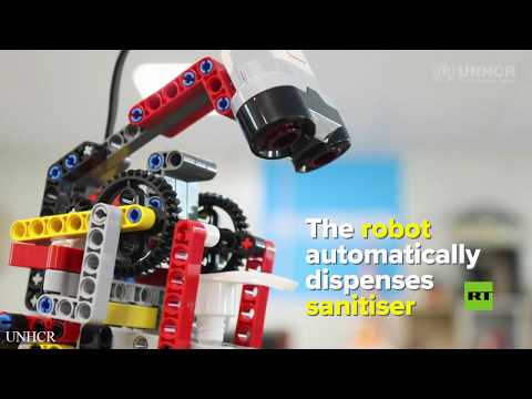 لايف ستايلشاهد: لاجئون سوريون يبتكرون روبوتًا لتوزيع المطهر أتوماتيكيًا177495/0