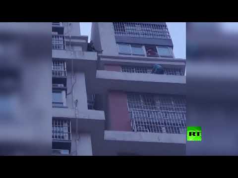 لايف ستايلشاهد:إنقاذ طفلة عالقة بالطابق الـ15 في الصين183828/0